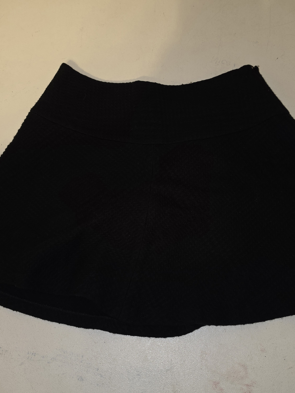 Theory black mini skirt with subtle vertical ribbed texture, size 4 #theory #rib